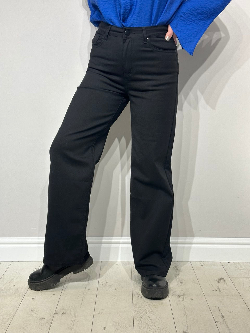 Juodi plačių kojų džinsai moterims