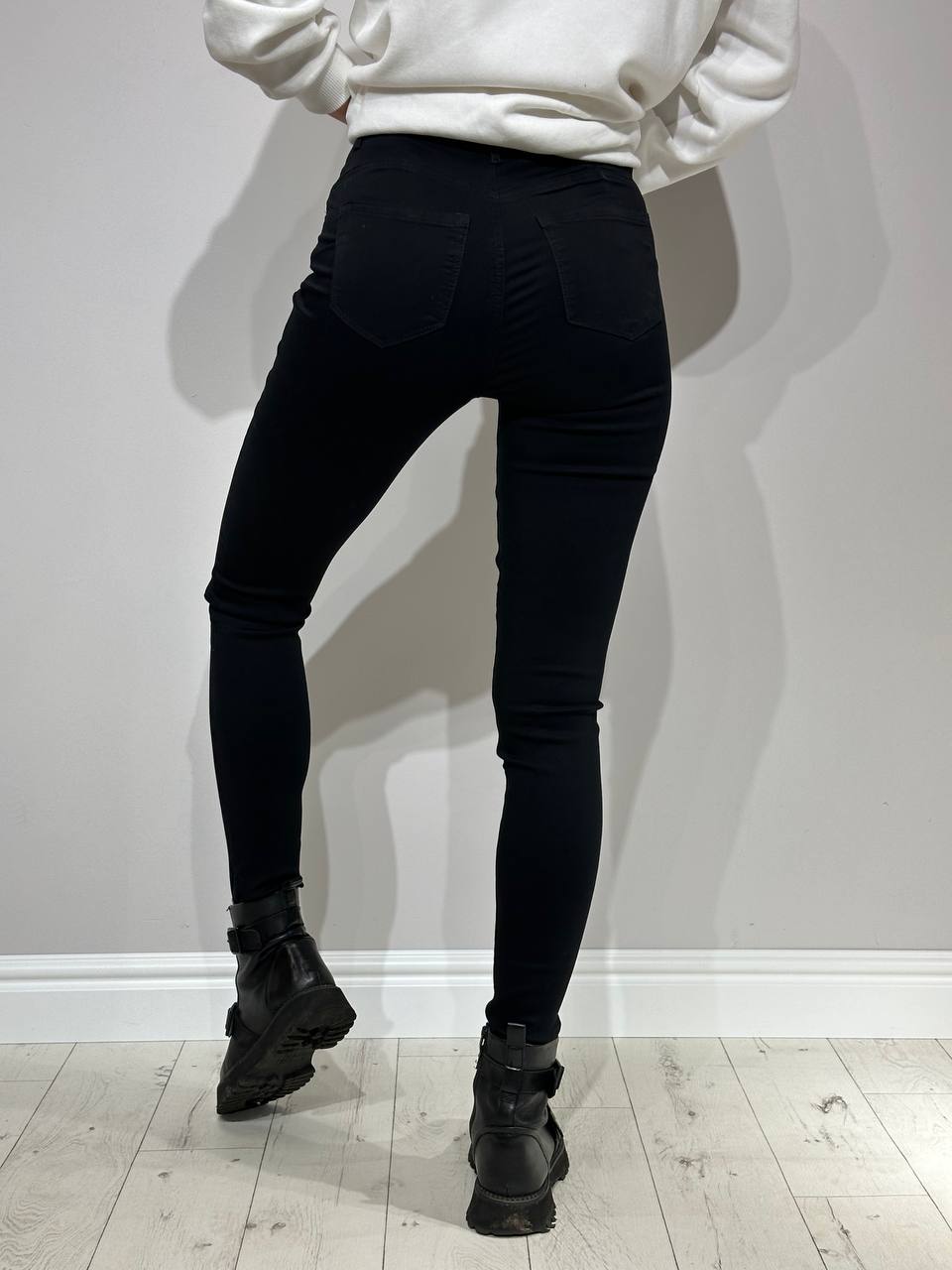 Чёрные джинсы для женщин