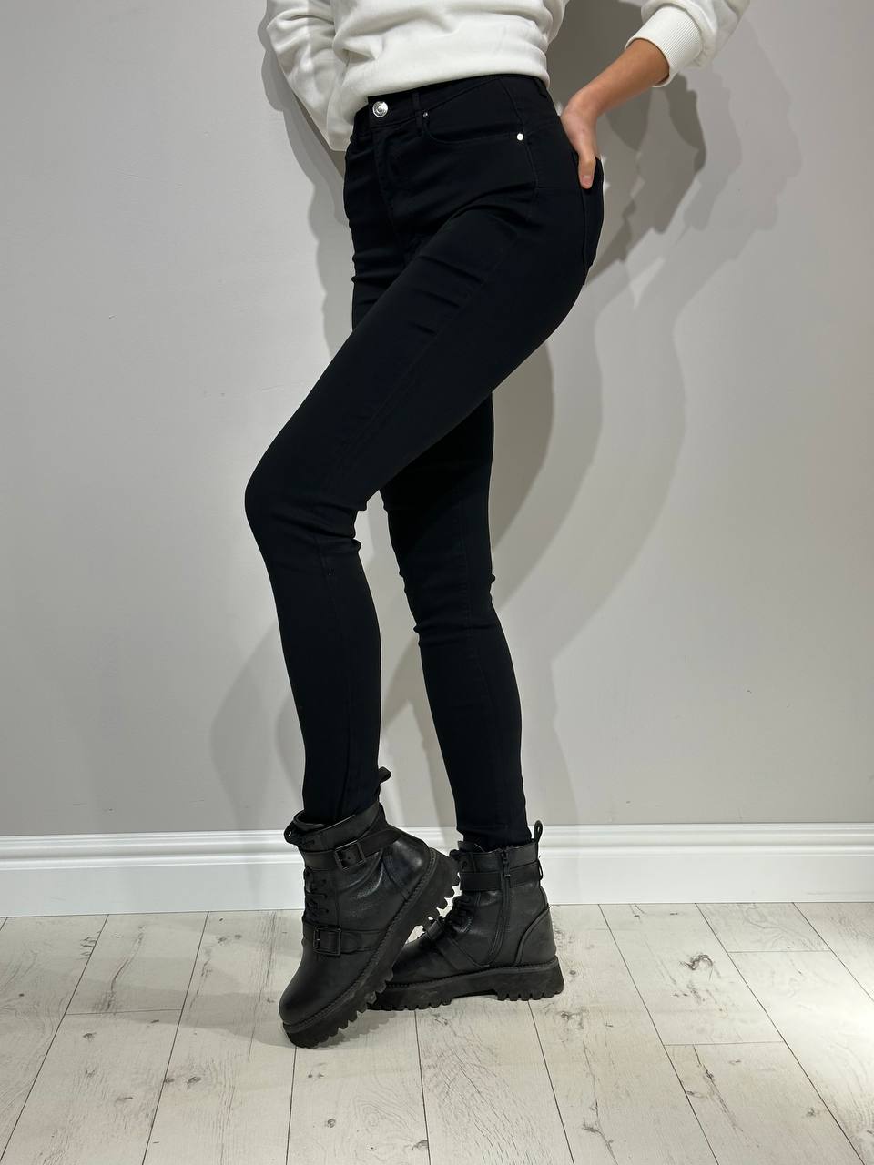 Чёрные джинсы для женщин