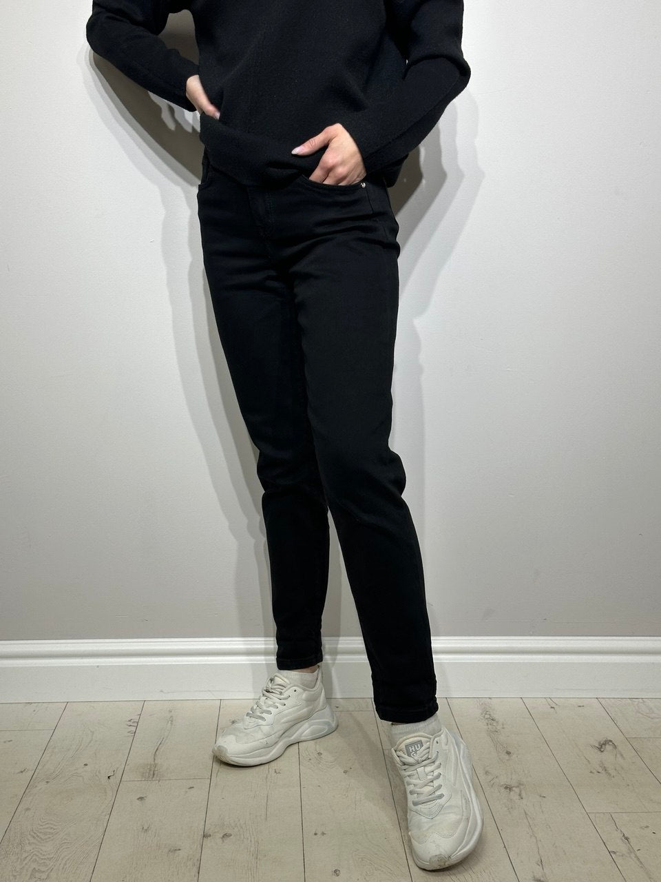 Melni_sieviešu-Mom_fit_džinsi