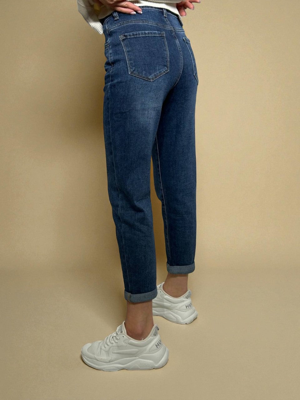 Mom fit džinsi ar balinājumiem