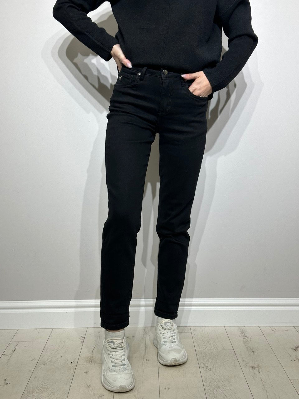 Melni_sieviešu_džinsi_mom_fit