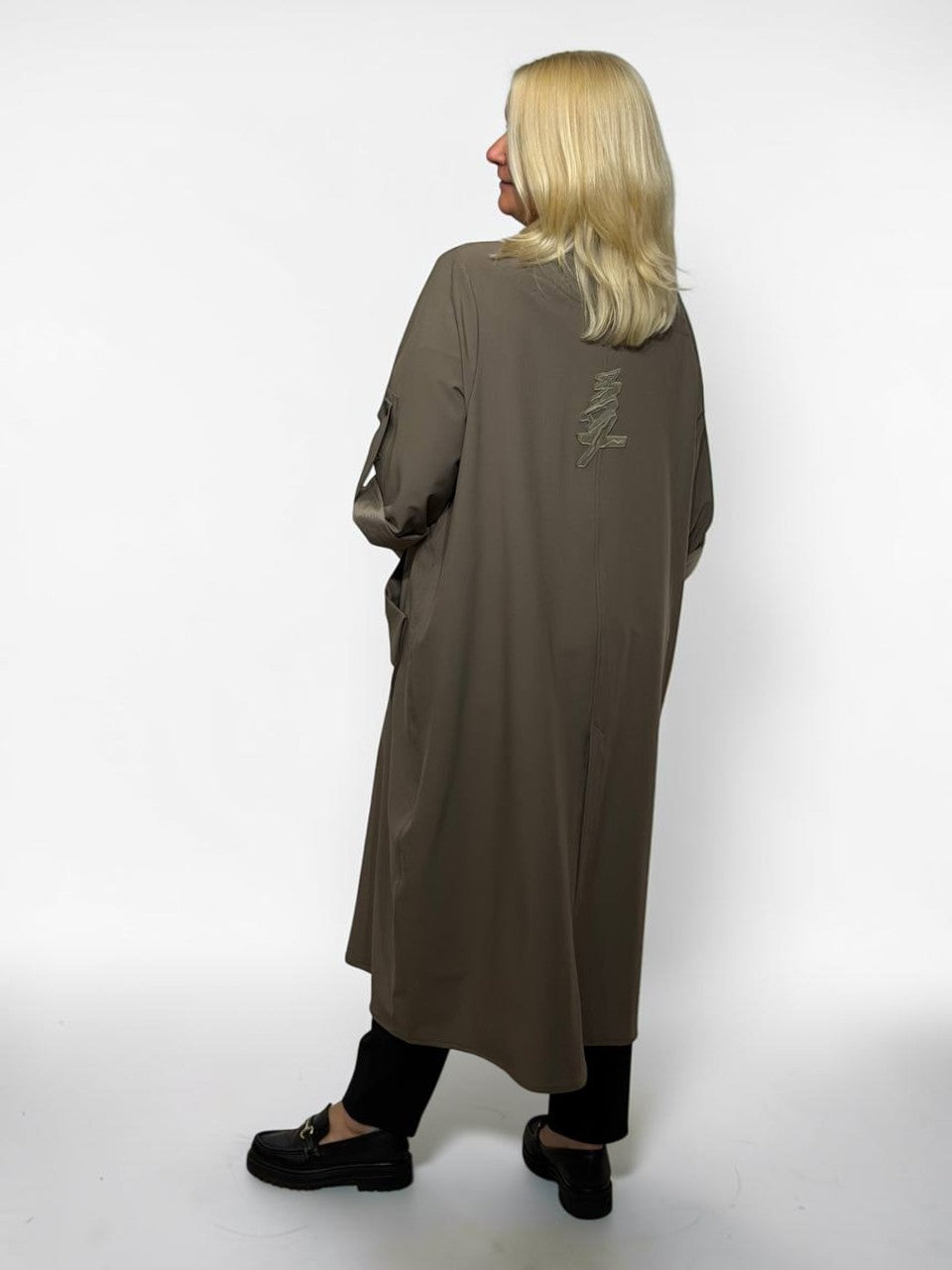 Oversize paltas su dekoratyvinėmis detalėmis
