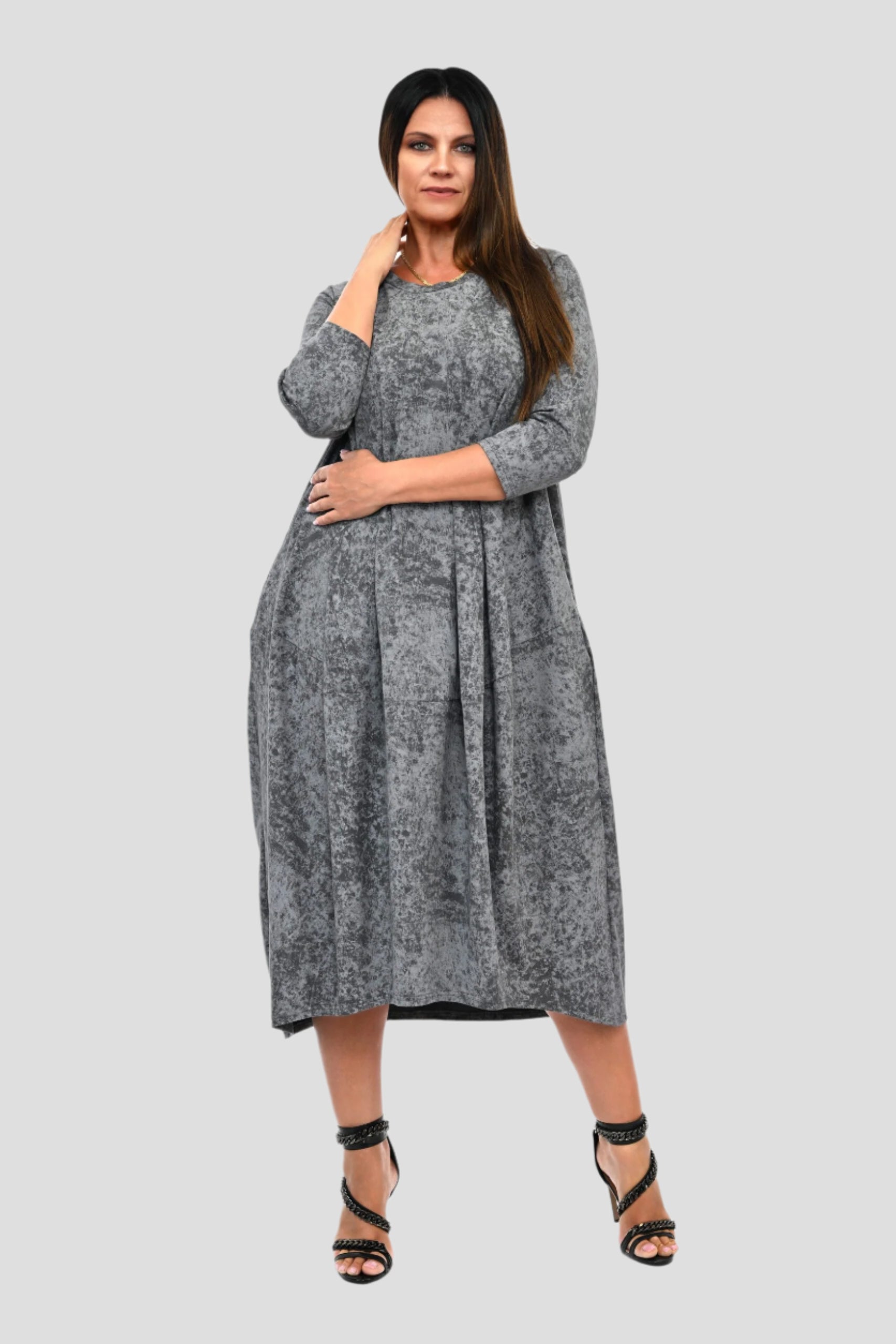 Pelēka sieviešu kleita