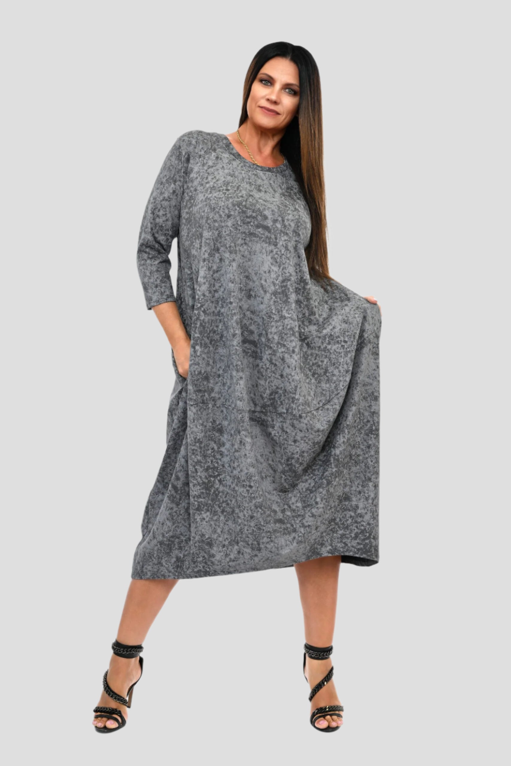 Pelēka sieviešu kleita