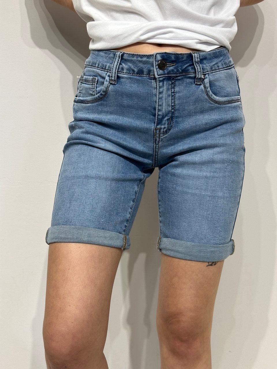 Обтягивающие женские джинсовые шорты