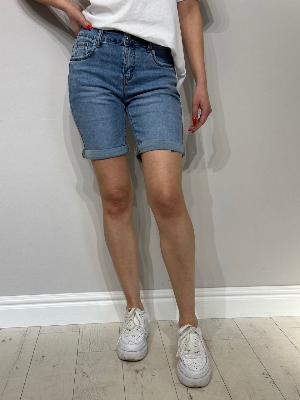 Обтягивающие женские джинсовые шорты