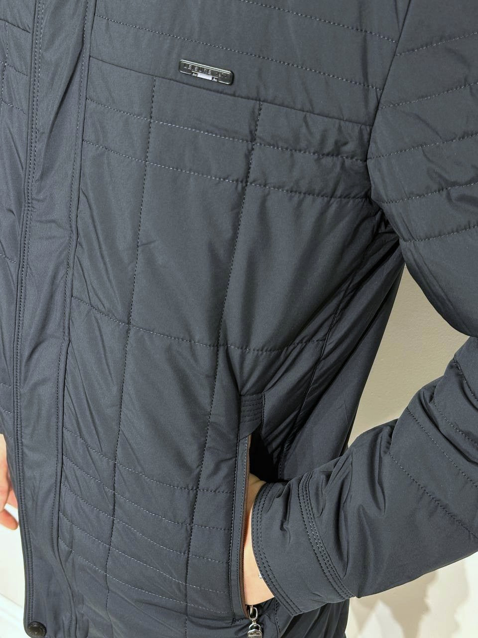 Легкая мужская куртка на осень