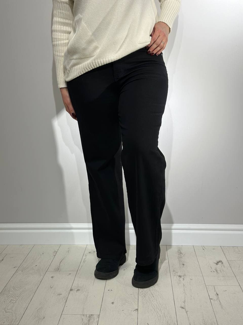 melnas platas sieviešu bikses