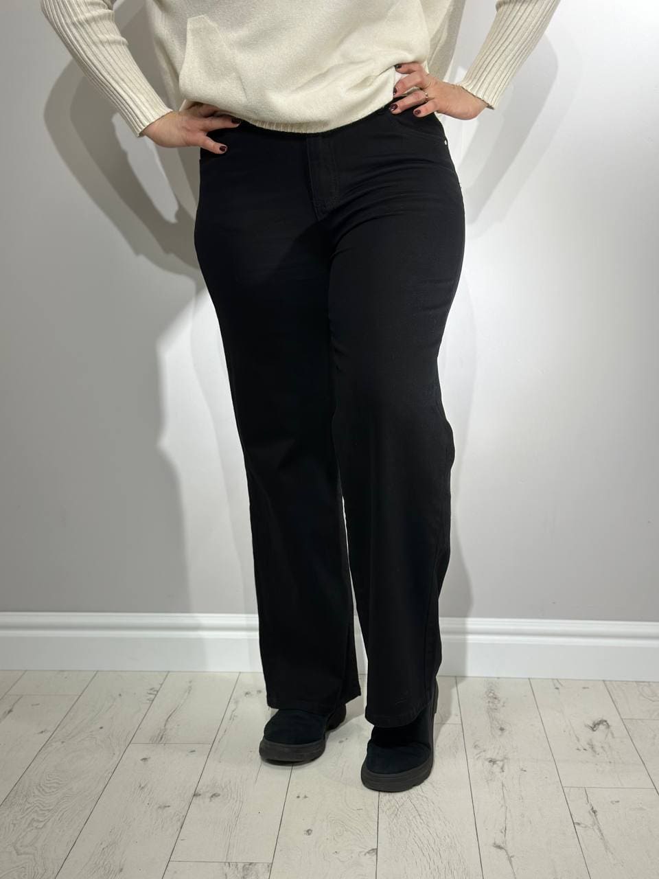 melnas platas sieviešu bikses