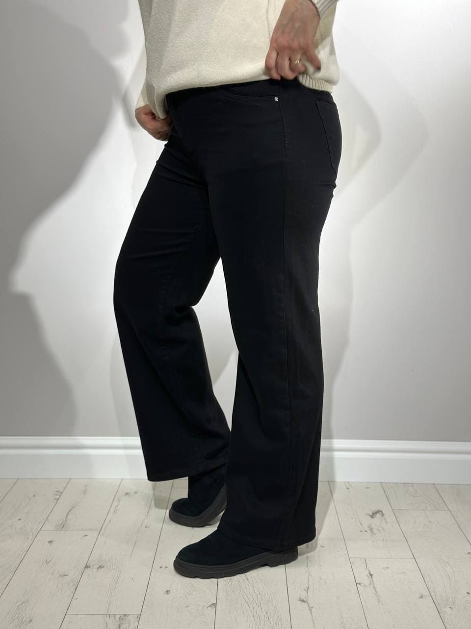 melnas platas sieviešu bikses