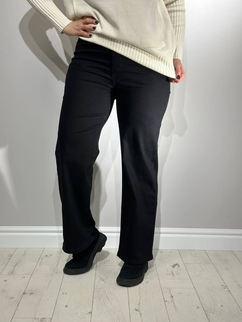 melnas platas sieviešu bikses