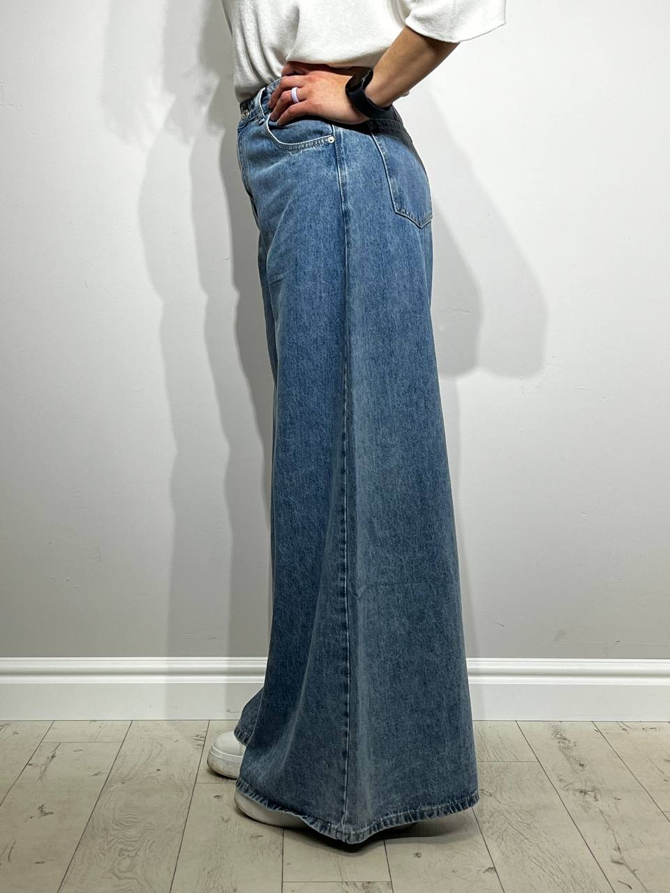 Sieviešu_plati_džinsi