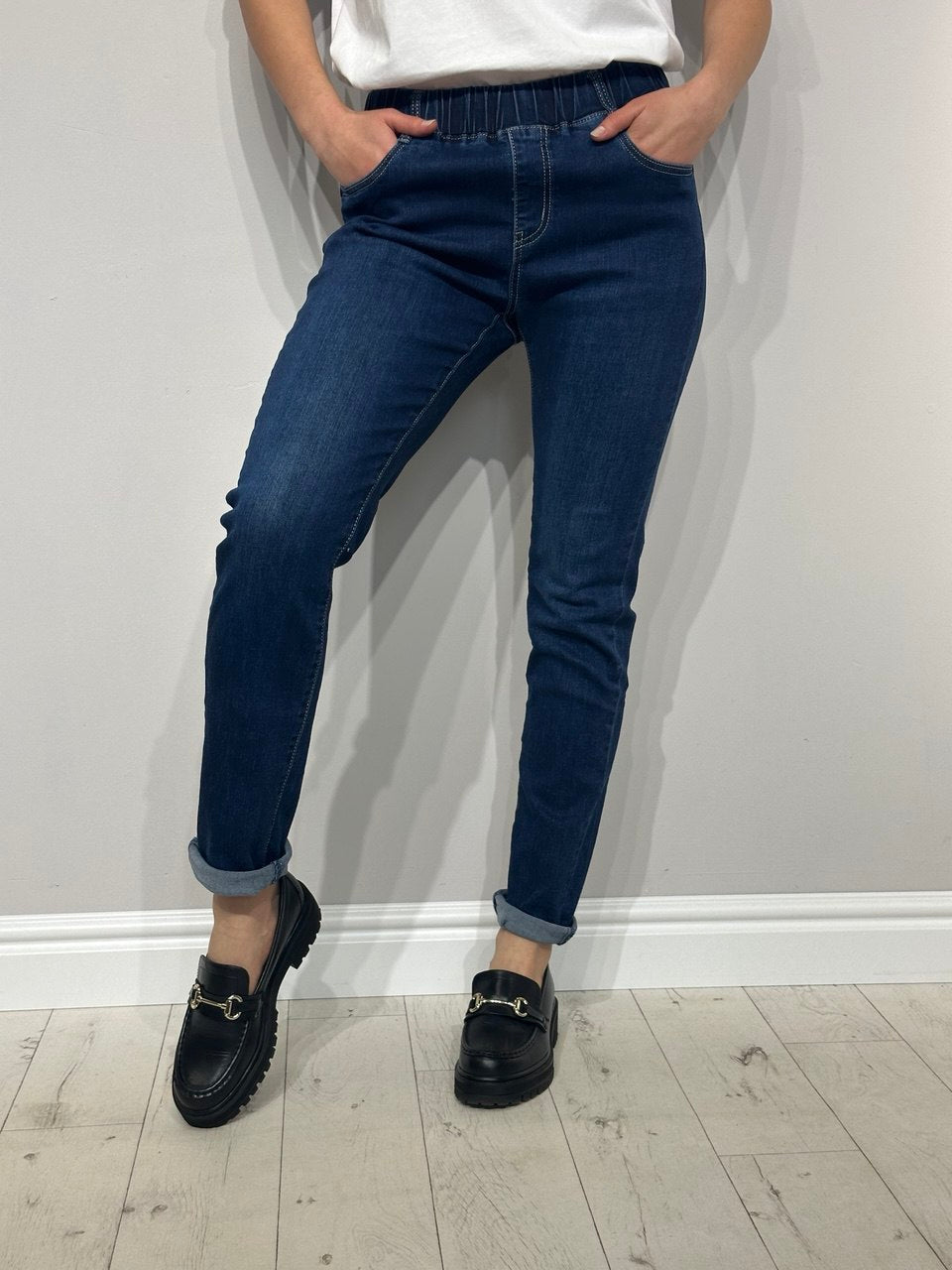 Moteriški džinsai su elastine juosta juosmens srityje