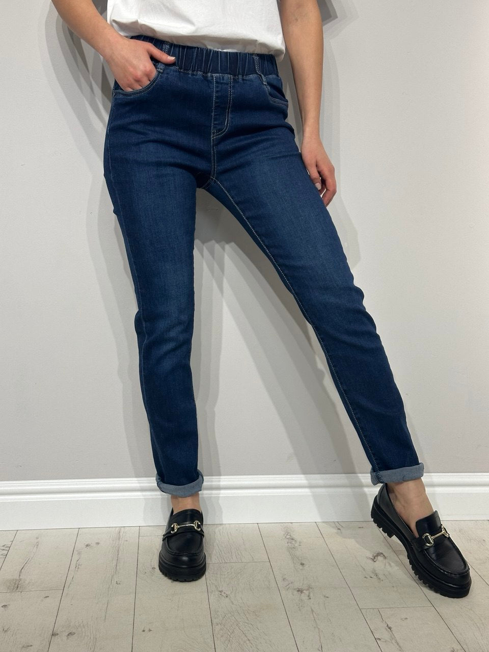 Moteriški džinsai su elastine juosta juosmens srityje