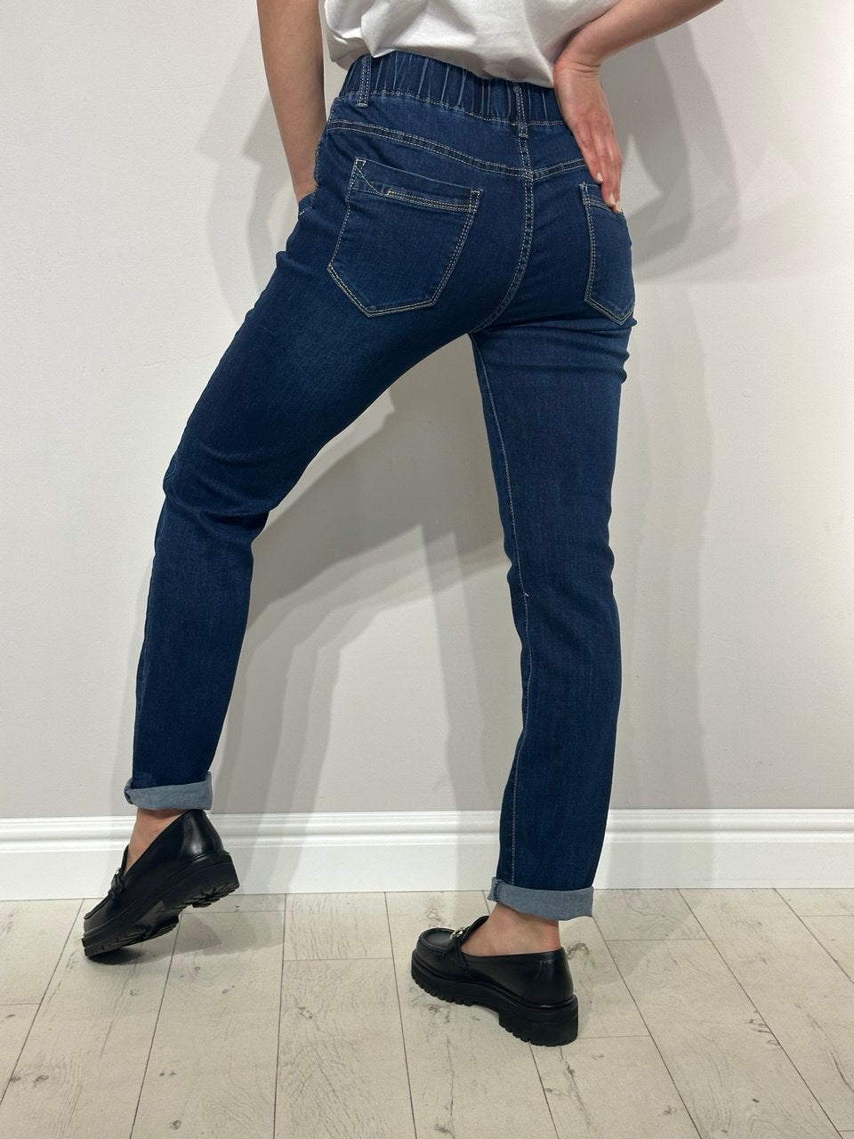 Moteriški džinsai su elastine juosta juosmens srityje