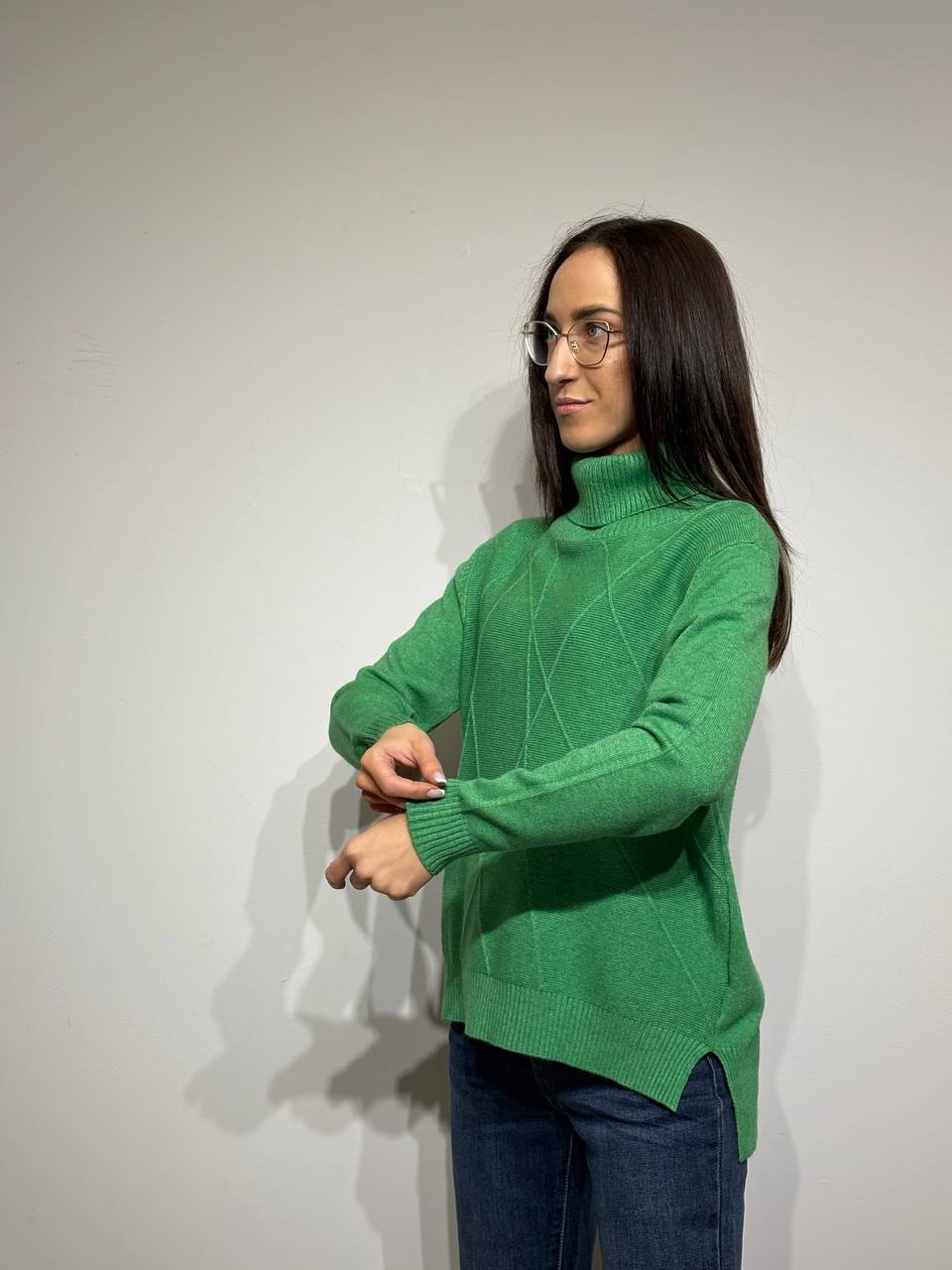 Silts džemperis ar šķēlumiem sānos