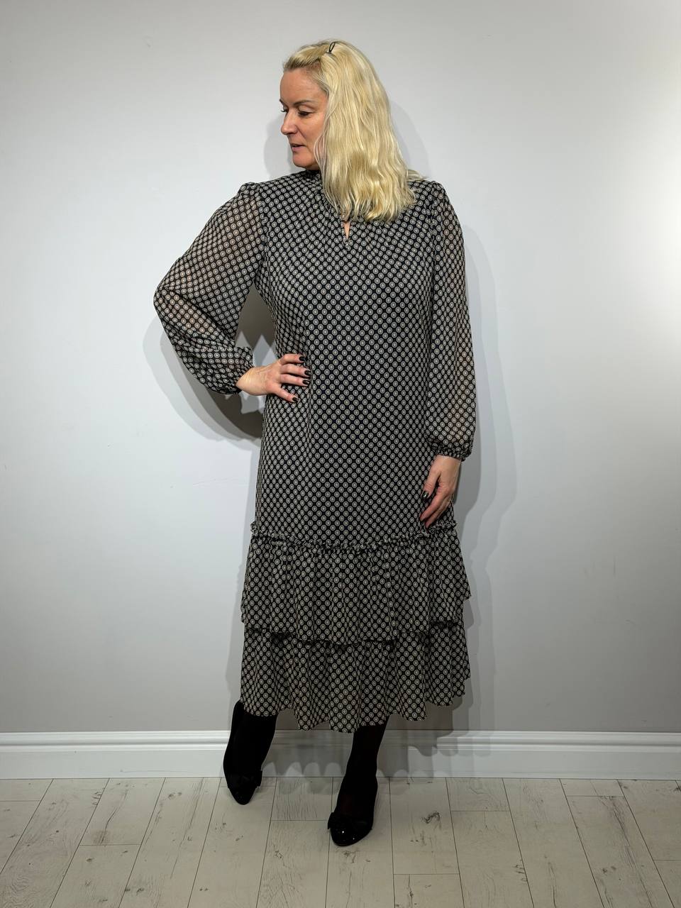 Svinīga taisna gara kleita