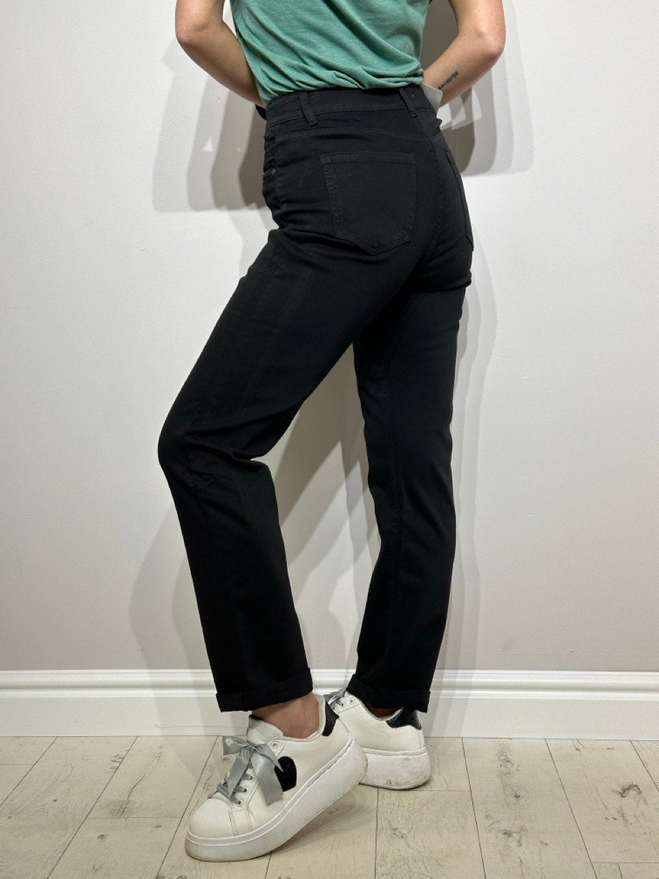 Taisnas_džinsa_bikses_sievietēm