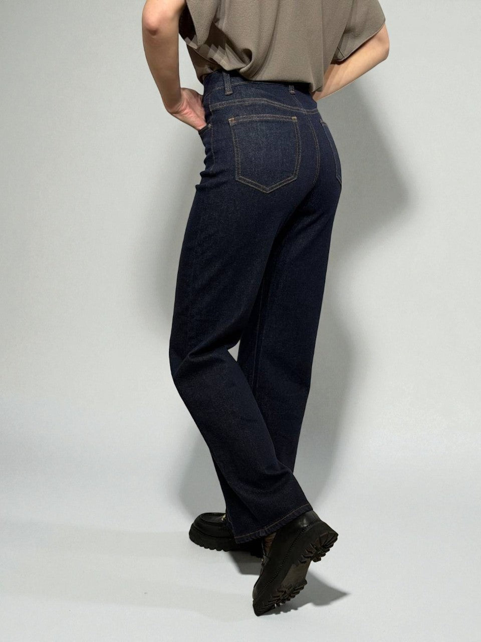 Tumši plataus kirpimo elastingi džinsai