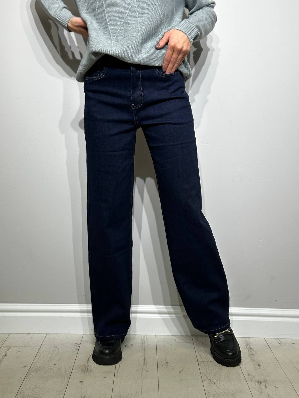 Джинсы темно-синего цвета прямого кроя