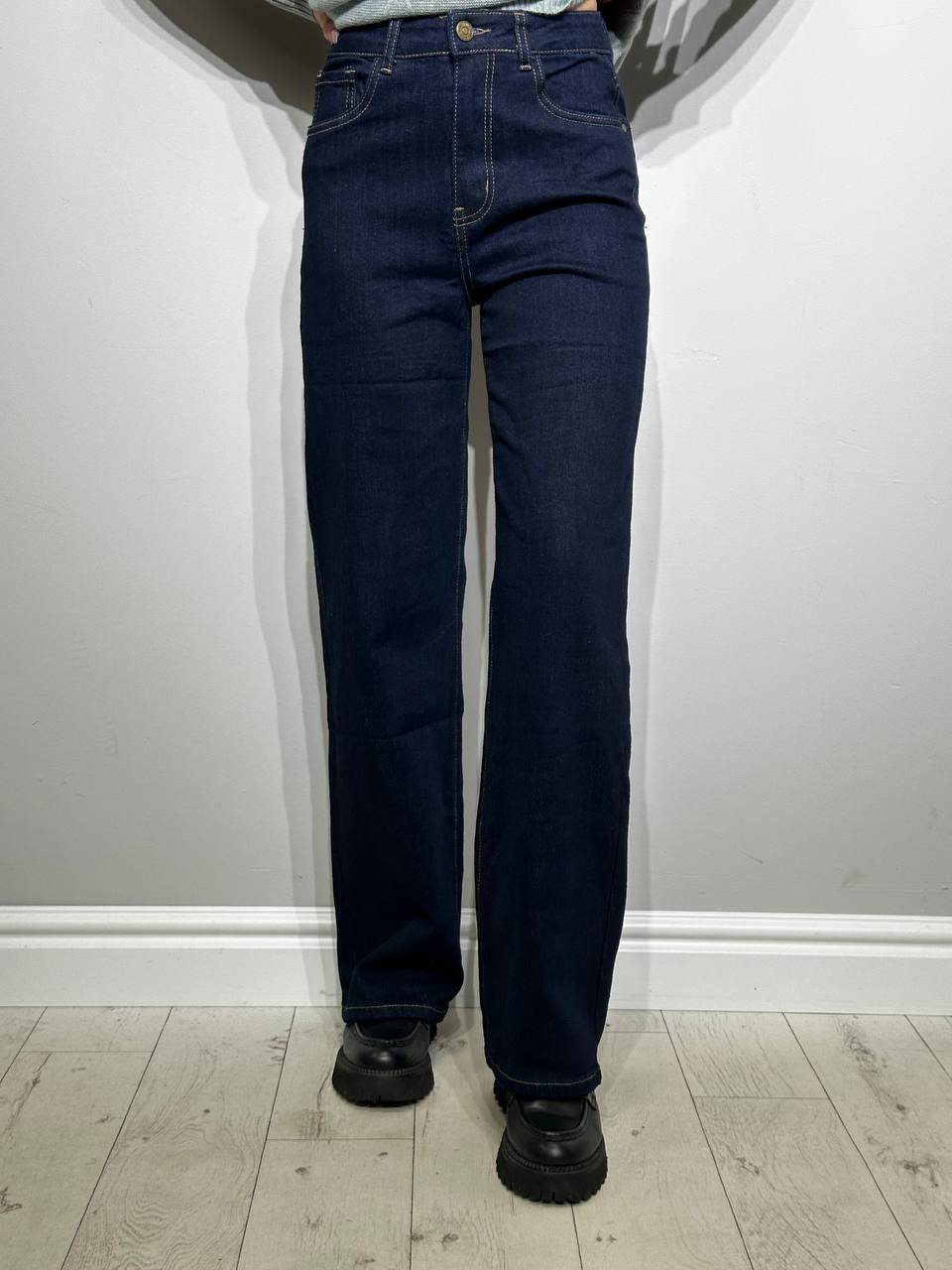 Джинсы темно-синего цвета прямого кроя