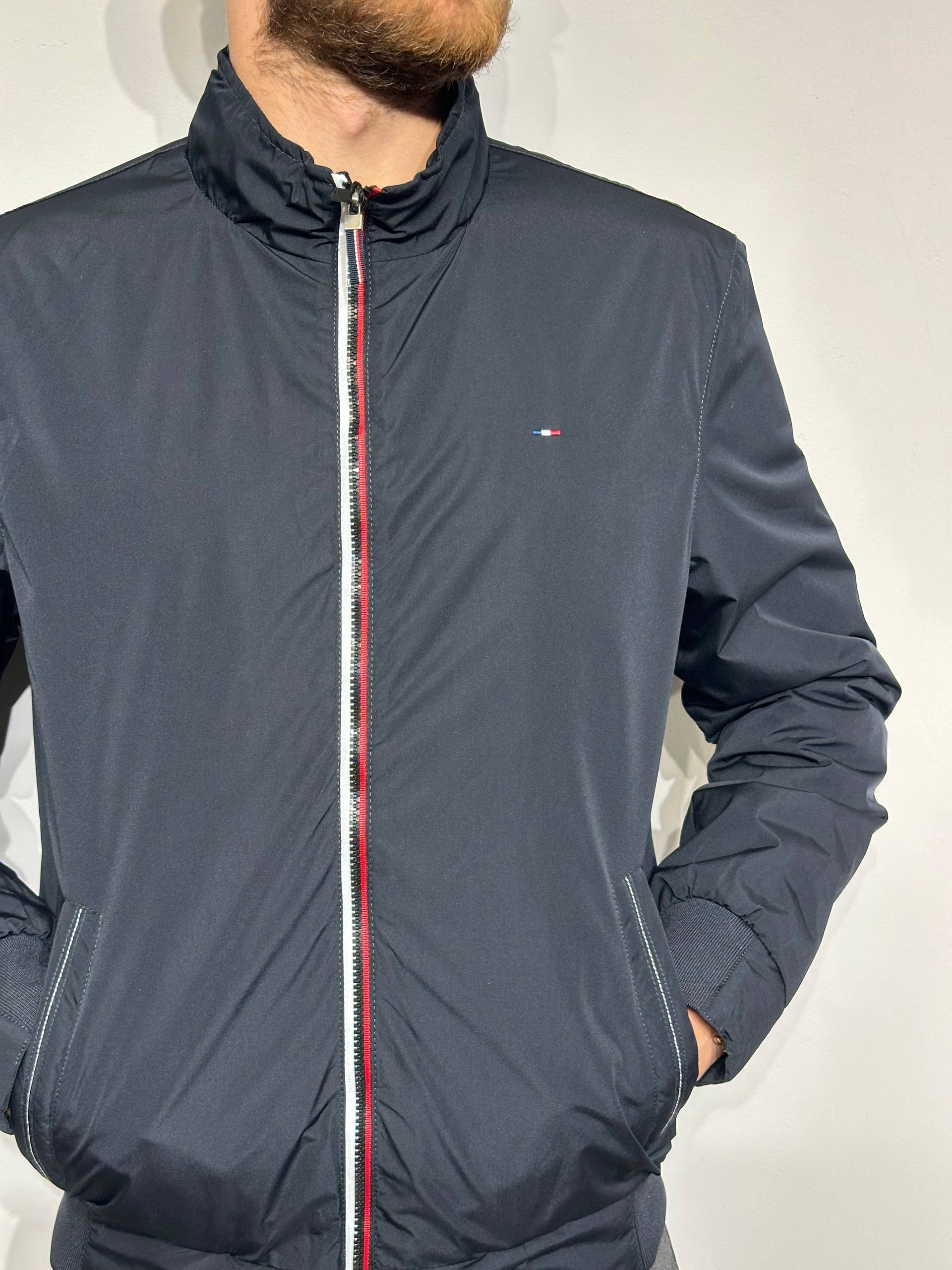 Vyriška pavasarinė striukė be gobtuvo