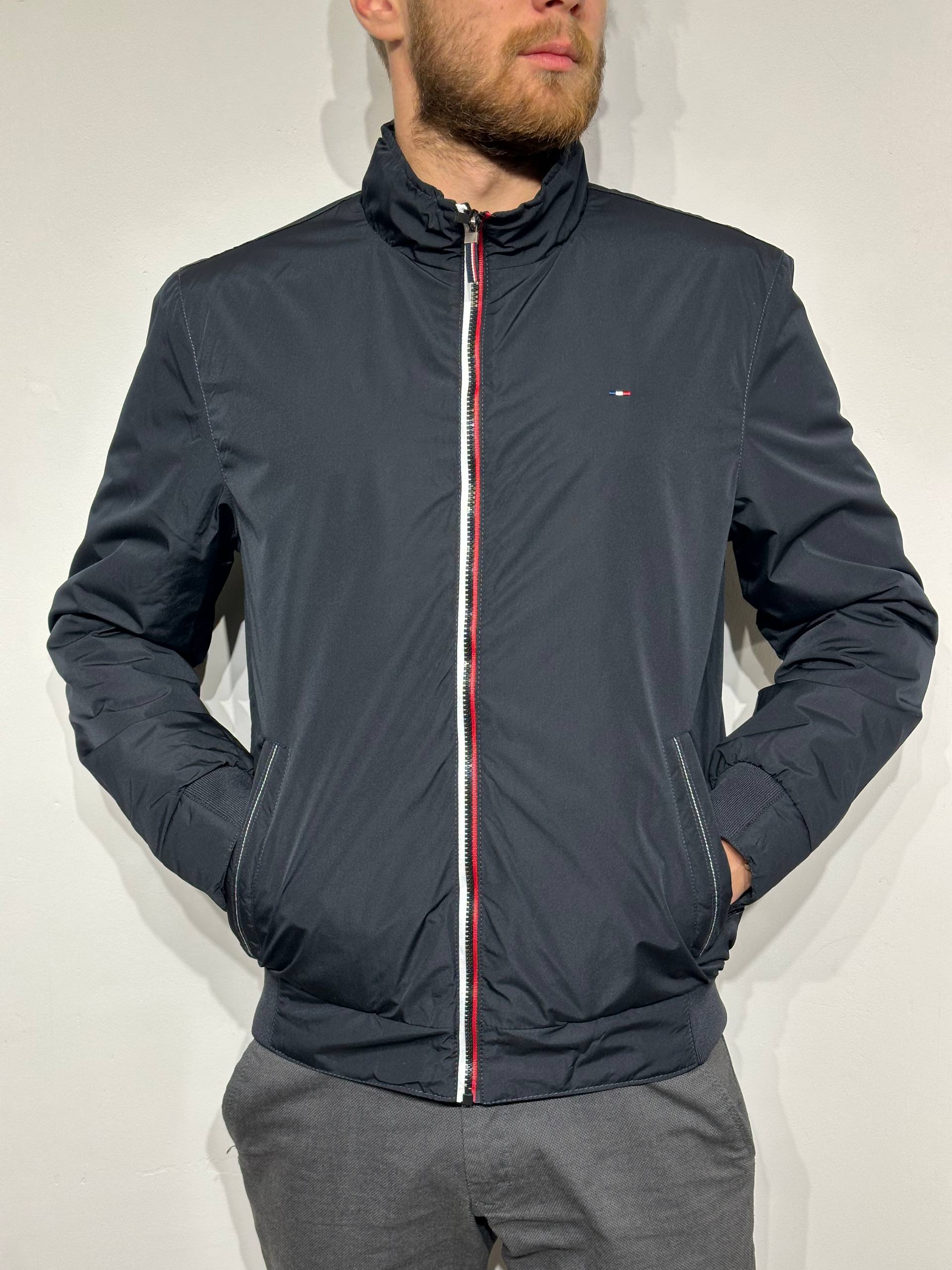 Vyriška pavasarinė striukė be gobtuvo