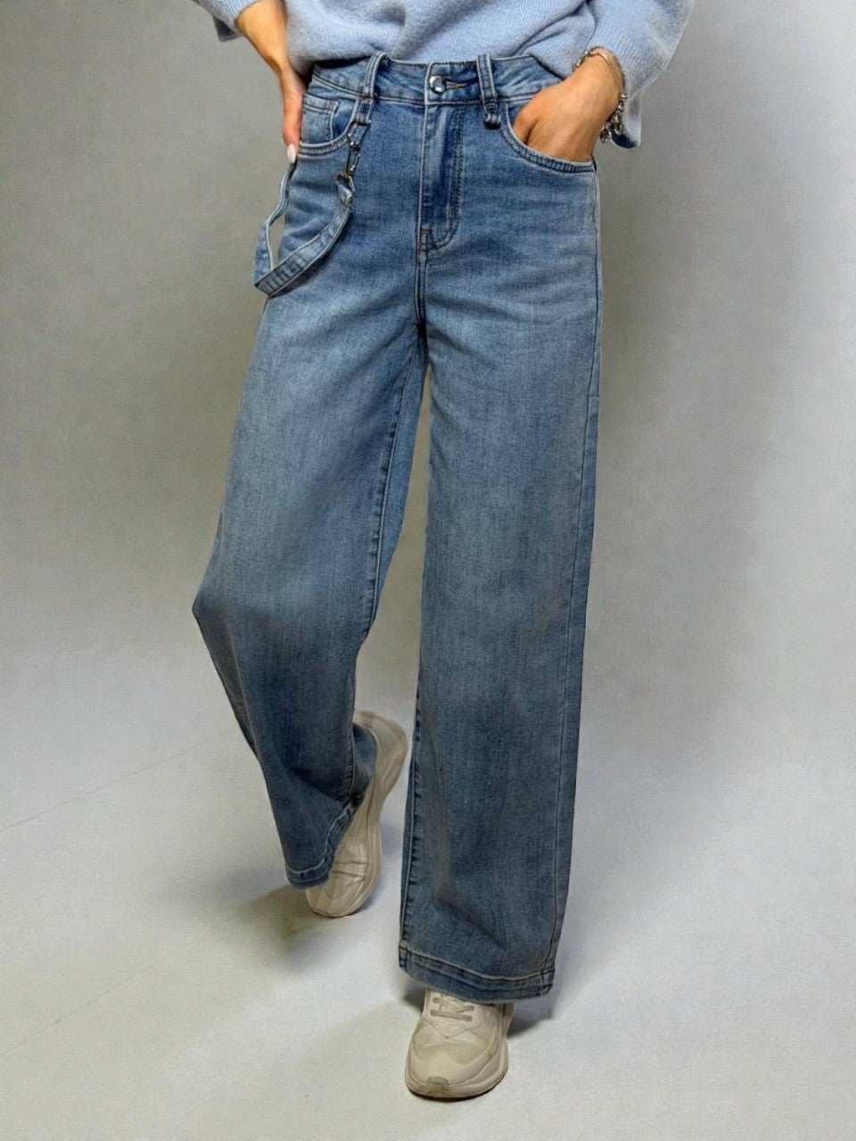 Wide leg džinsi ar dekoratīvu karabīnes lentīti