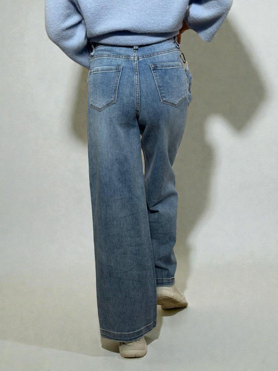 Wide leg džinsi ar dekoratīvu karabīnes lentīti