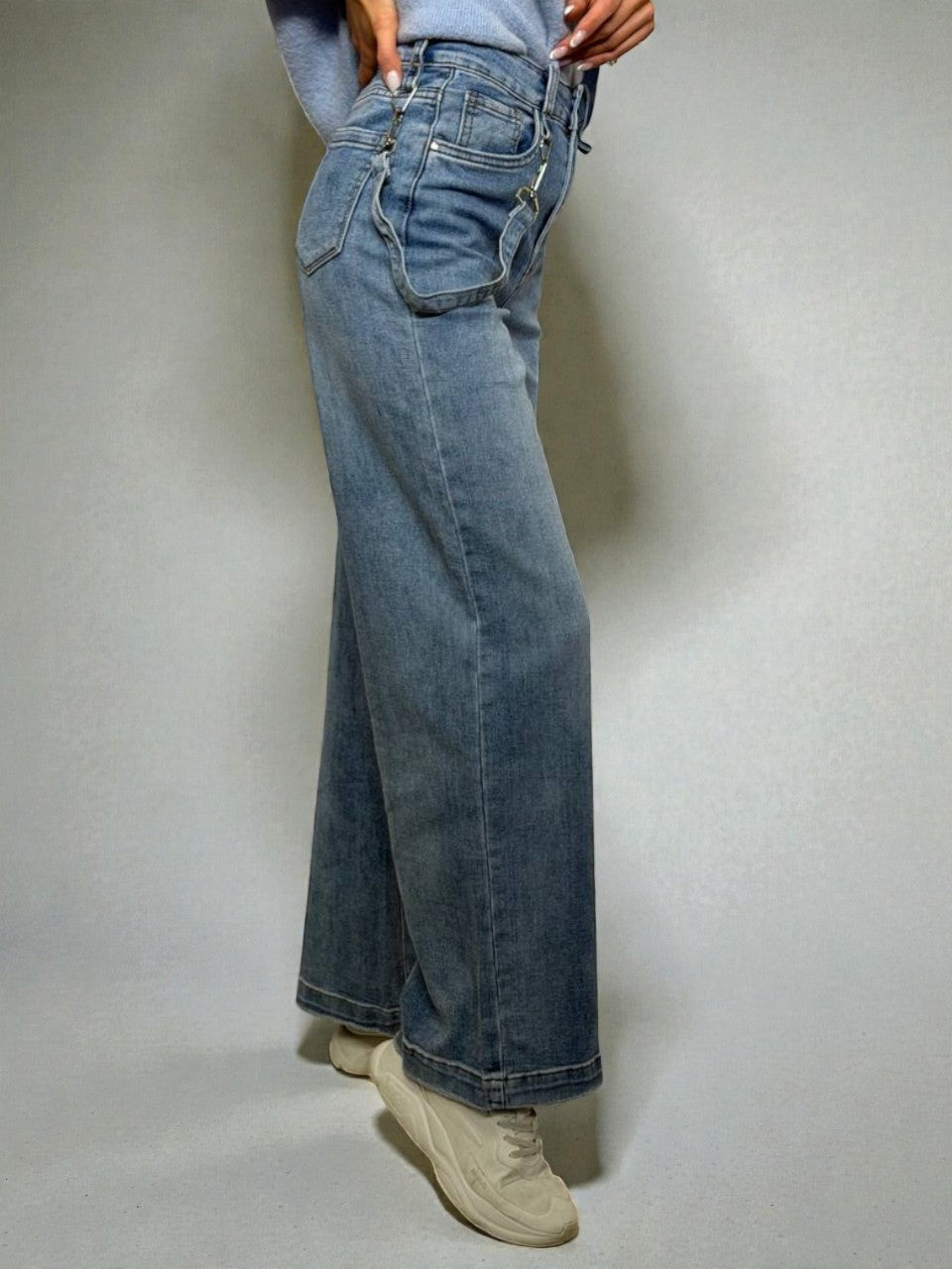 Wide leg džinsi ar dekoratīvu karabīnes lentīti