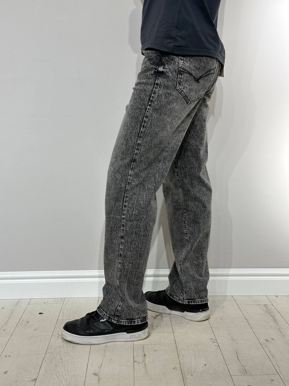 Pelēki džinsi jauniešiem