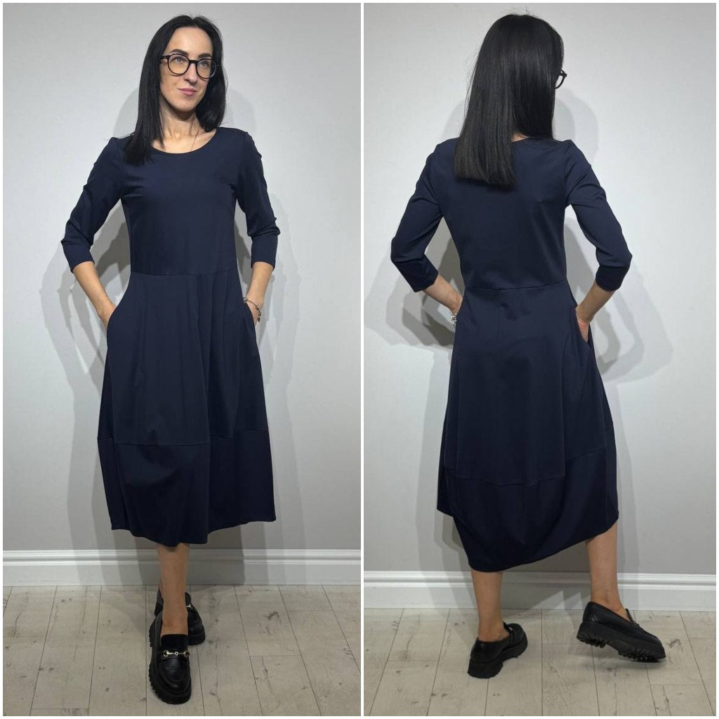 Zila kapsulas kleita