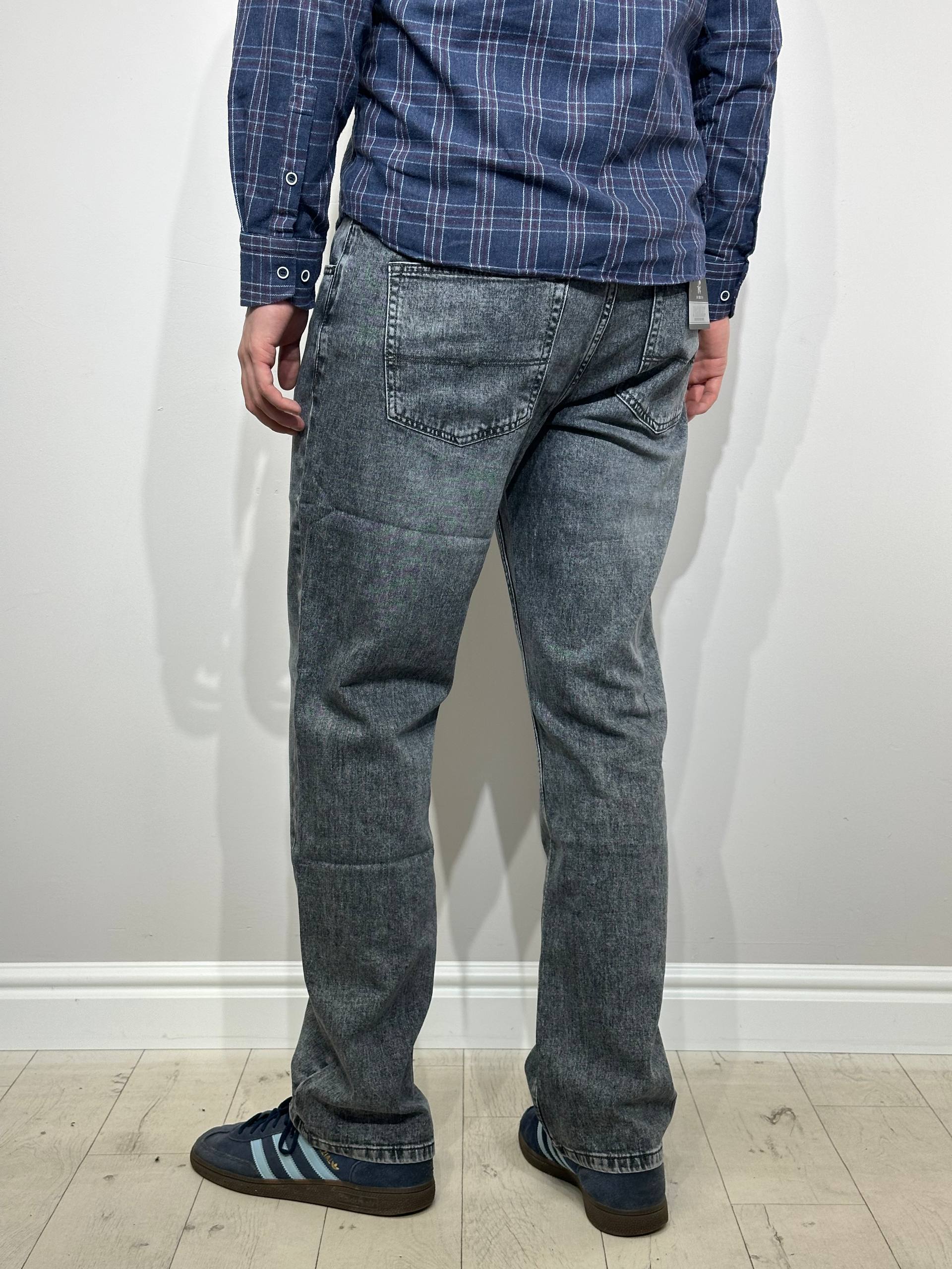 pelēki vīriešu džinsi