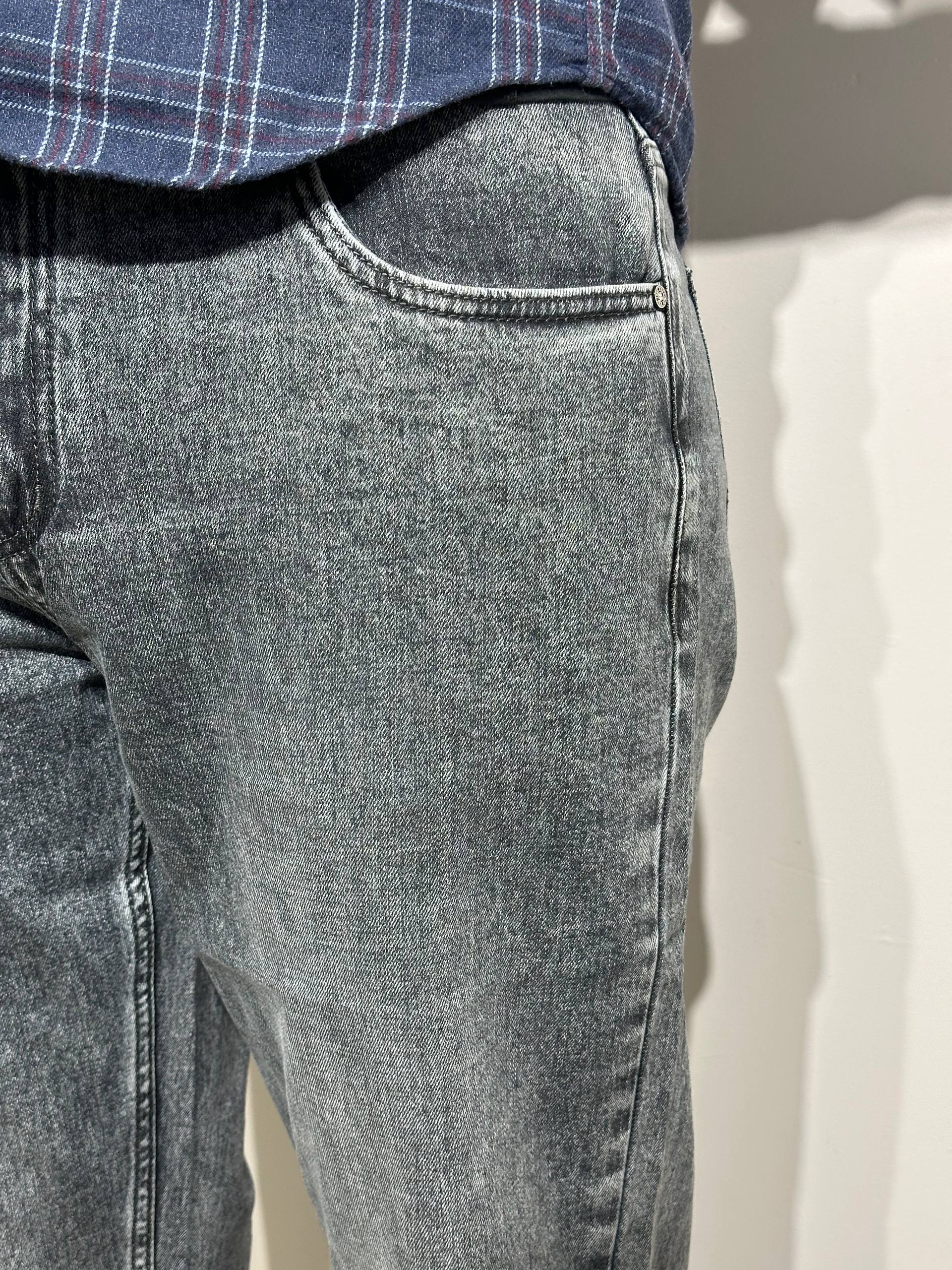 pelēki vīriešu džinsi