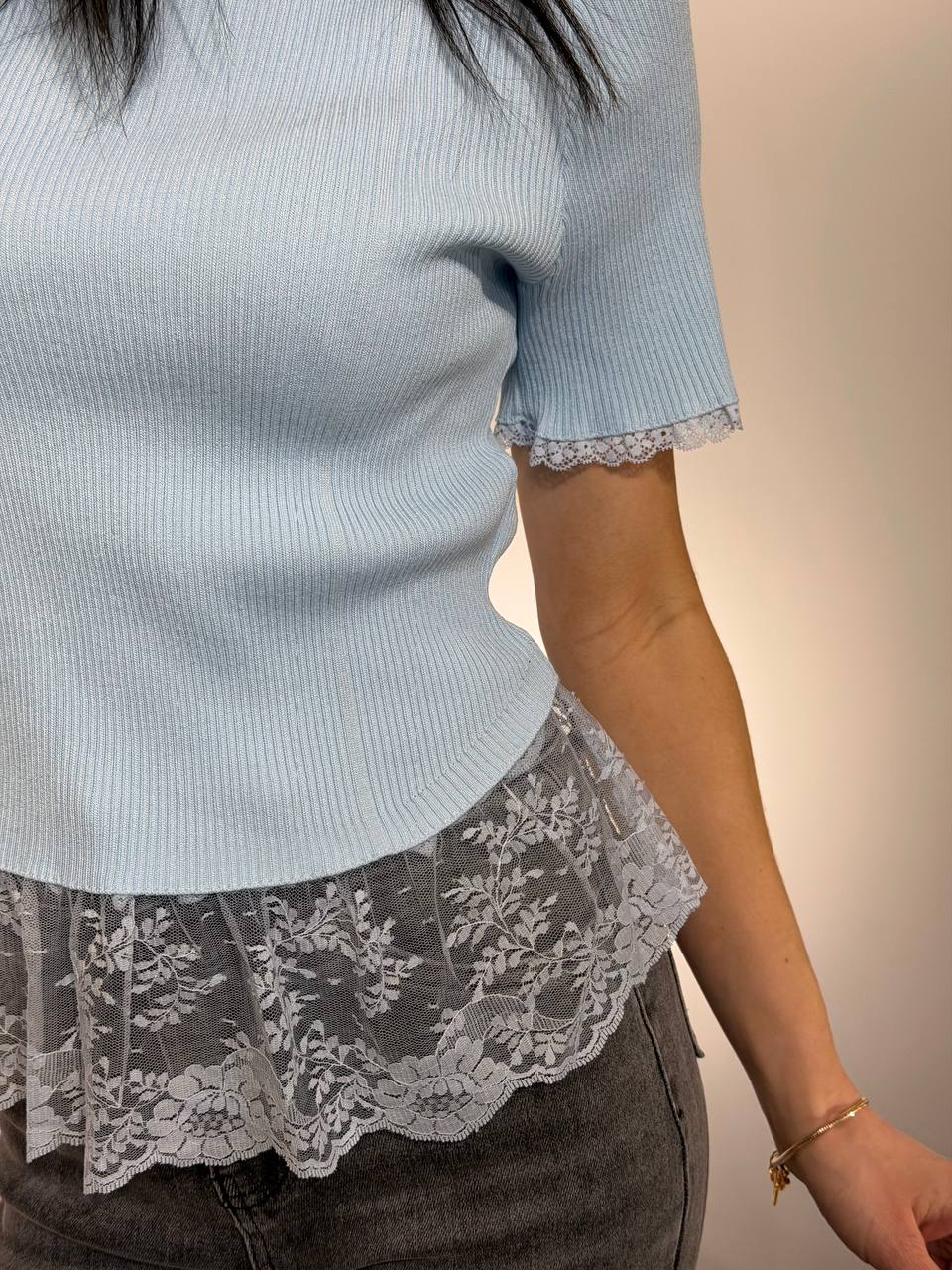 Eleganta sieviešu blūze ar mežģīnēm