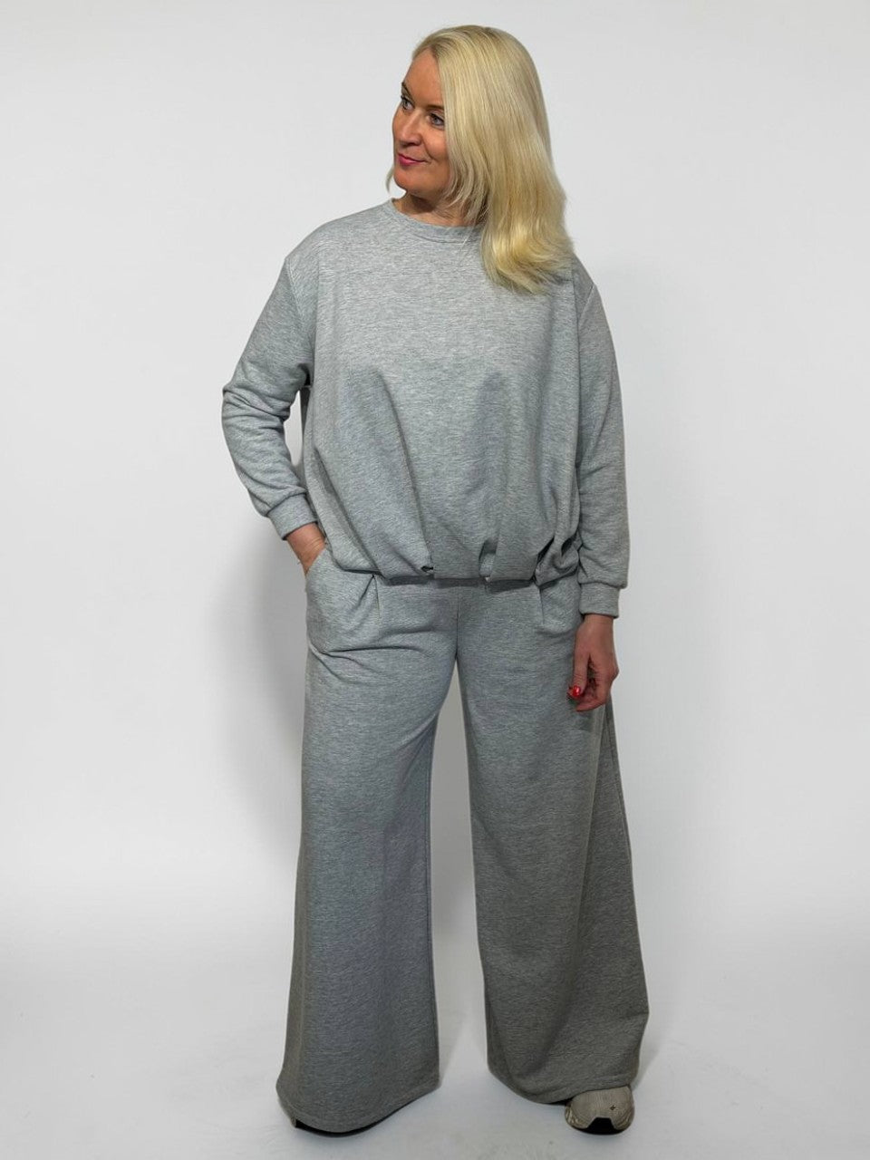 Moodne vabaaja komplekt naistele