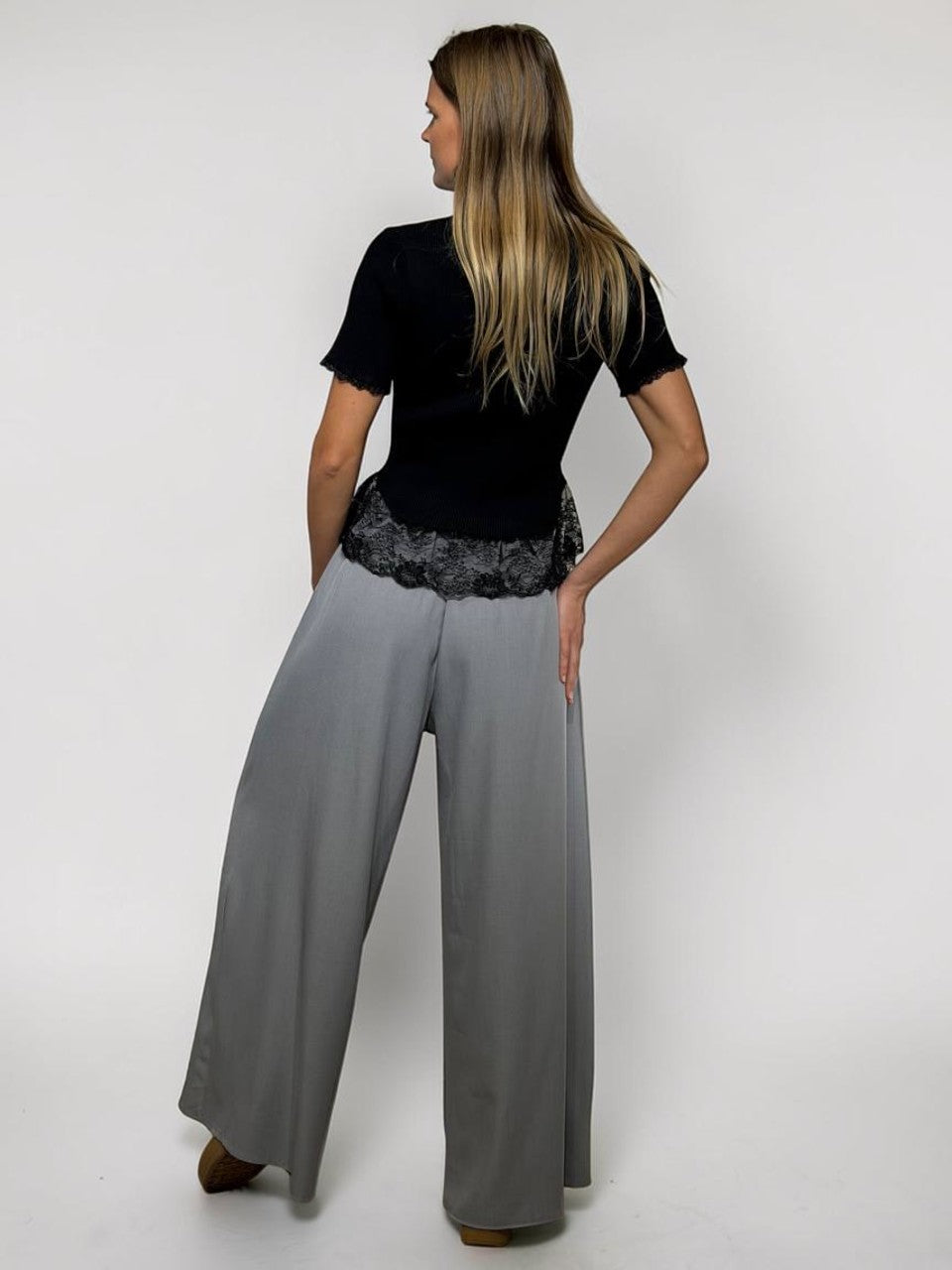 Izsmalcinātas plata piegriezuma bikses