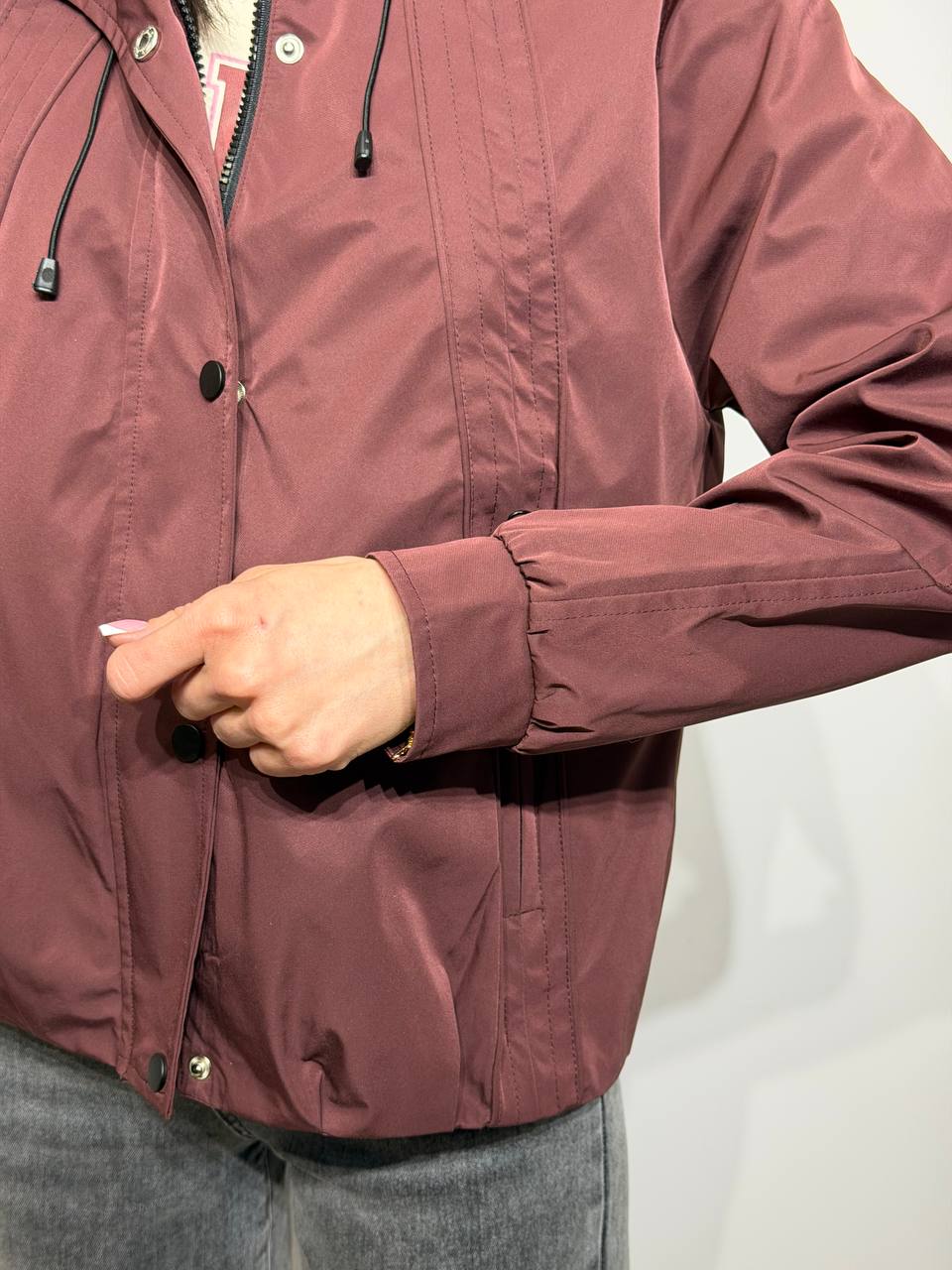 Õhuke sportliku stiiliga pealisjakke