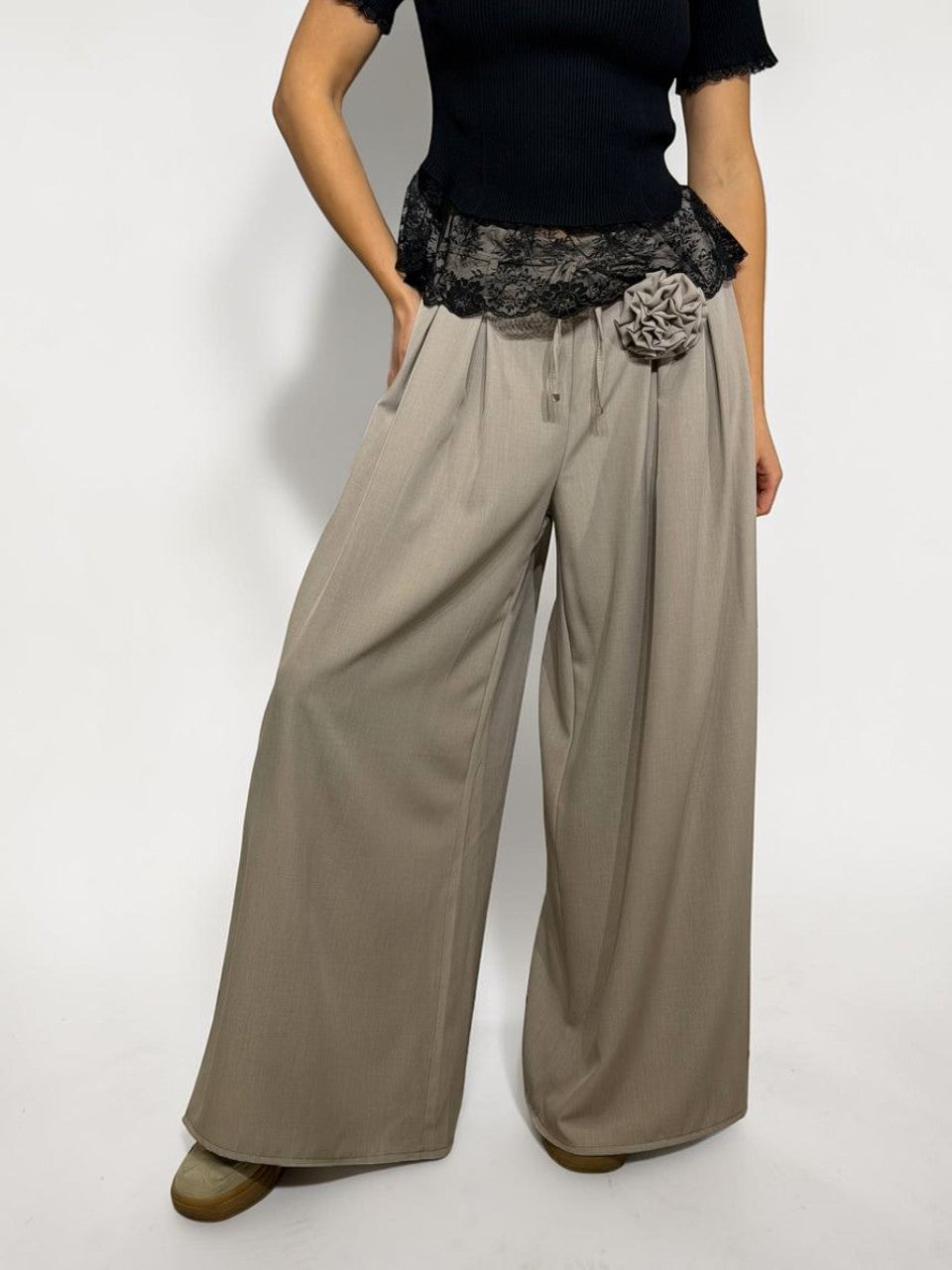 Izsmalcinātas plata piegriezuma bikses