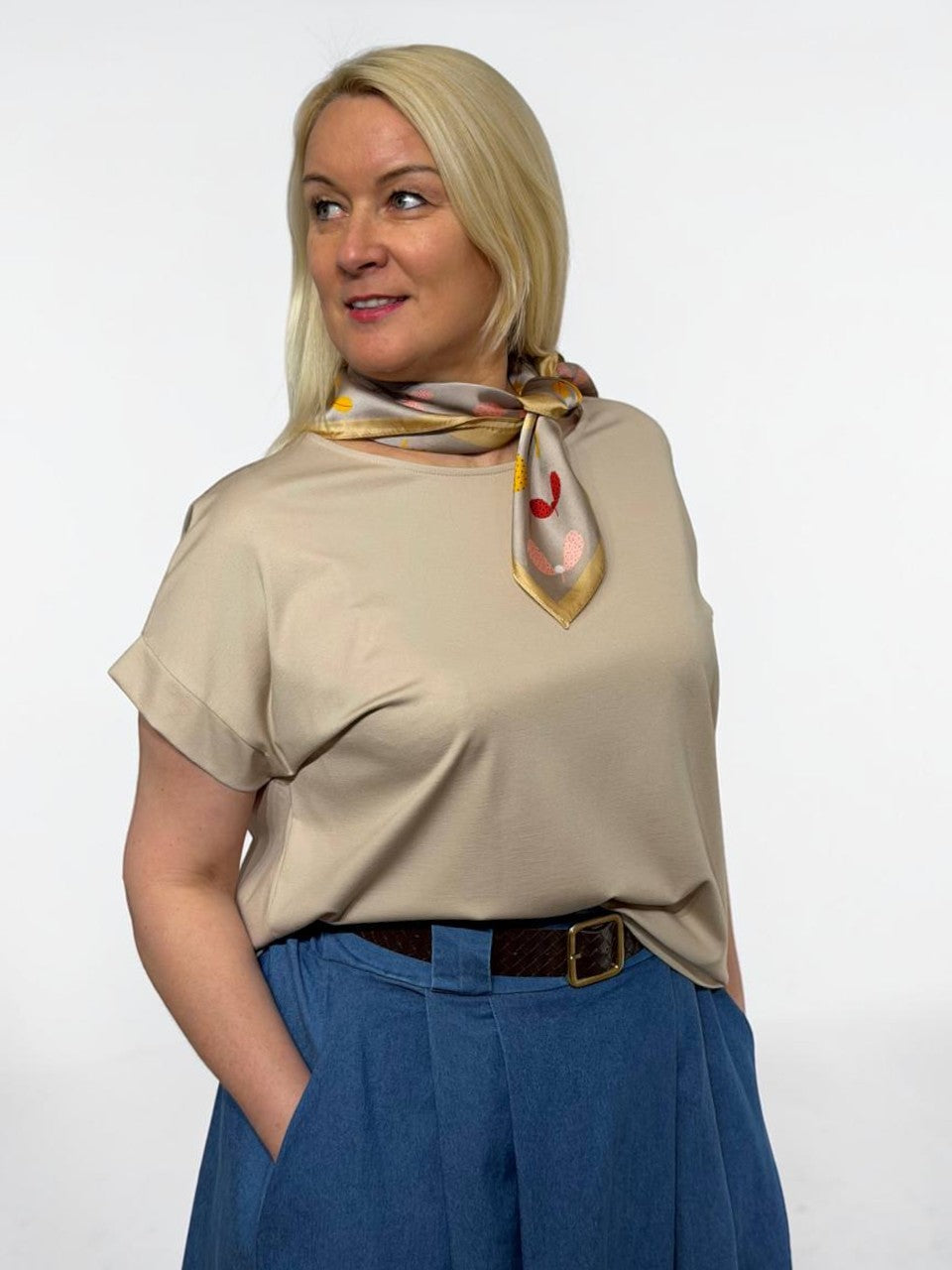 Moderns tops ar lakatiņu