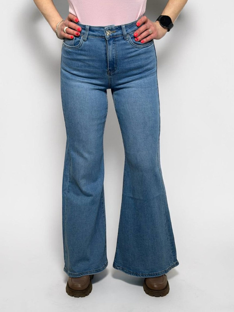 Gaiši džinsi ar paplatinātiem galiem