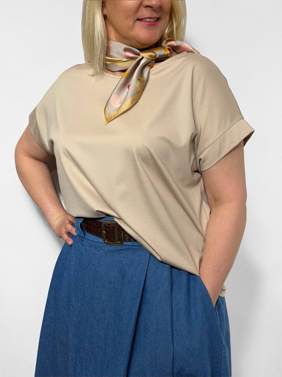 Moderns tops ar lakatiņu