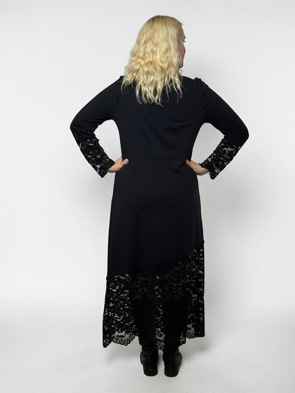 Elegant dress with lace details