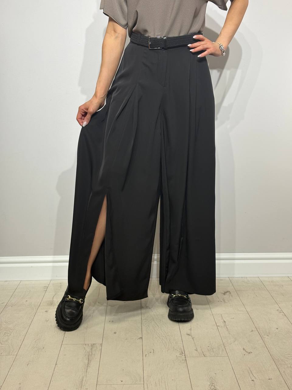 Широкие брюки с разрезом