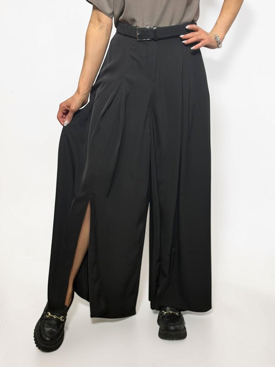 Wide cut trousers with a slit