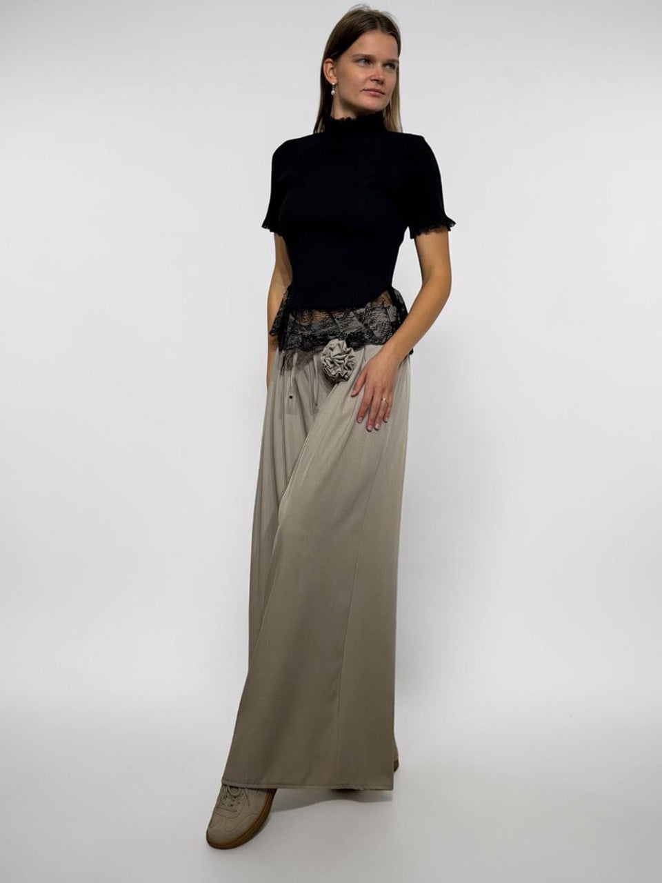 Izsmalcinātas plata piegriezuma bikses