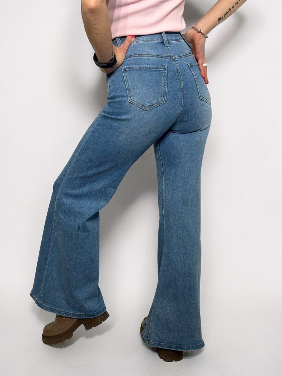 Gaiši džinsi ar paplatinātiem galiem