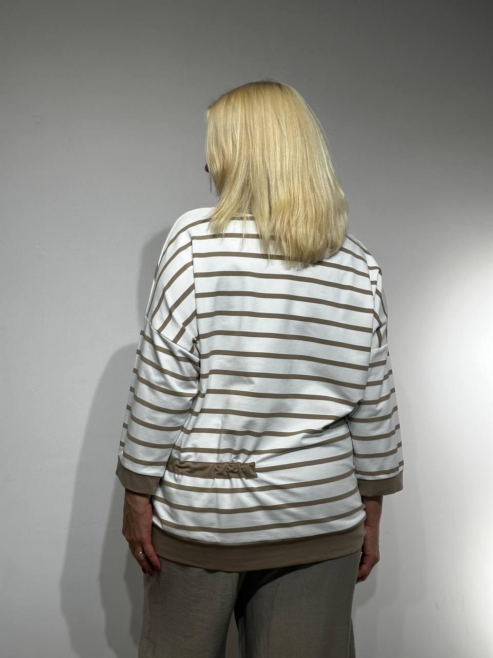 Svītrains sieviešu džemperis