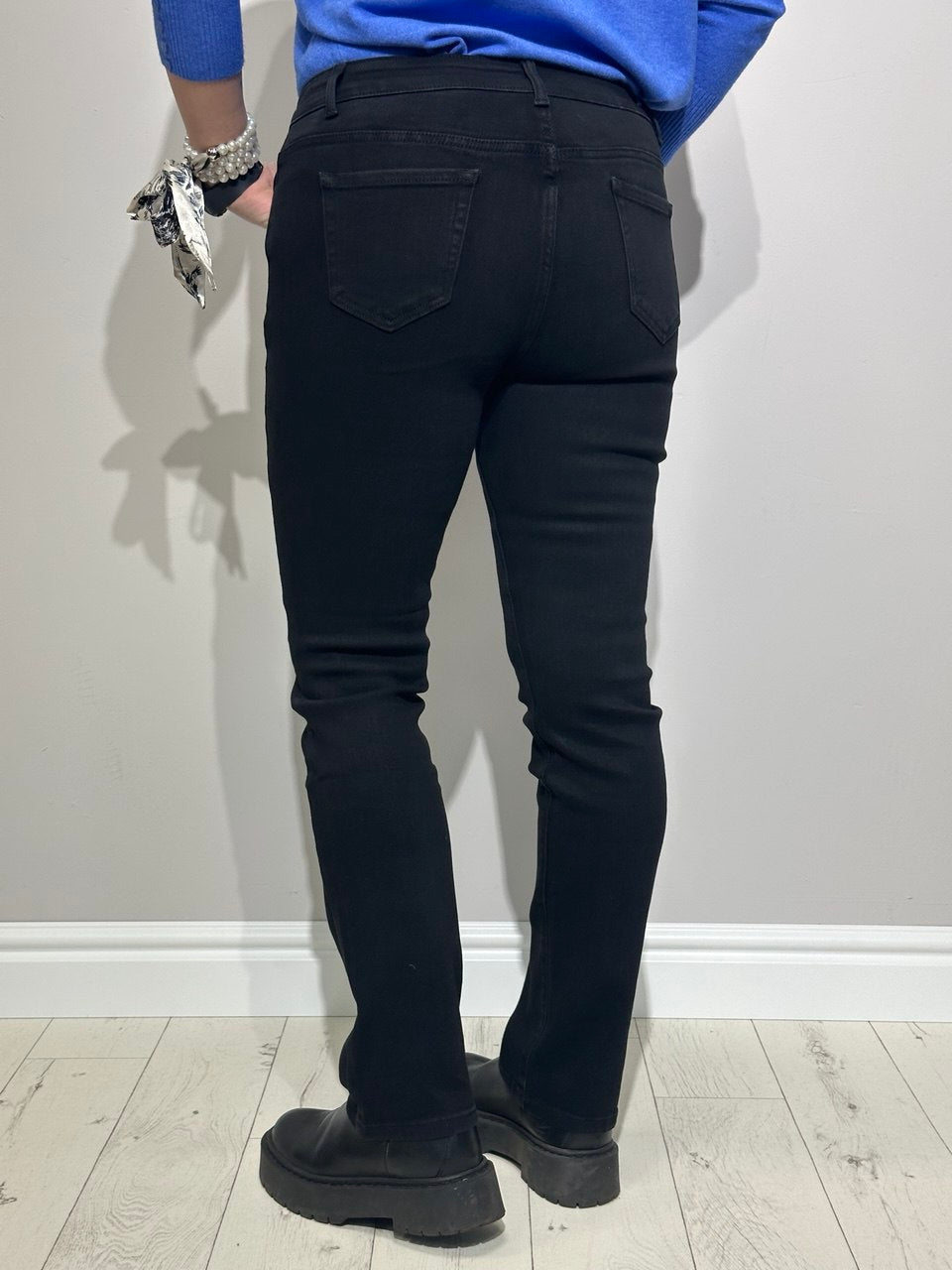 Taisni džinsi sievietēm